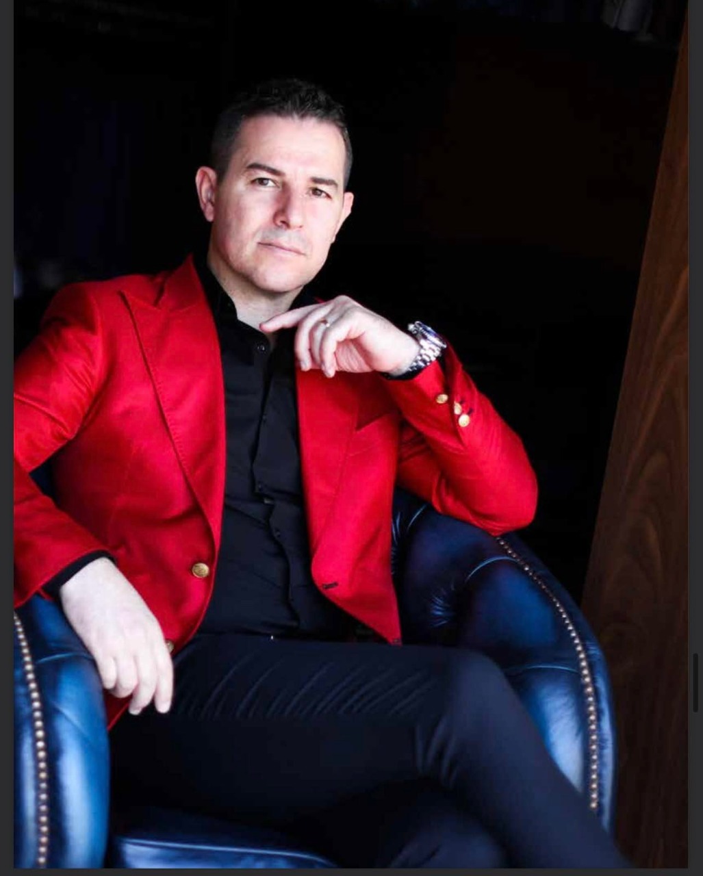 Stilisti Altin Mici, me xhaketë të kuqe, në portretin e intervistës për Global Woman